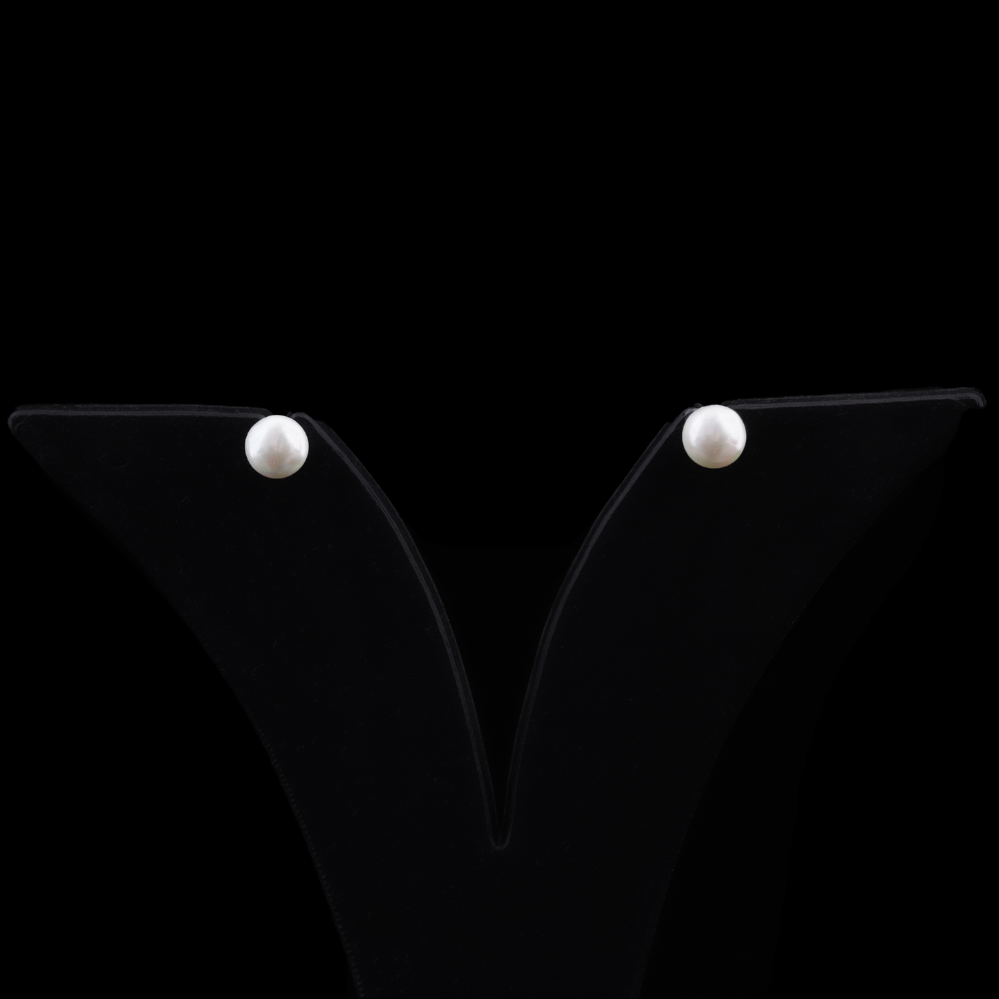 Classic Pearl Stud Earrings Flaunt Glow